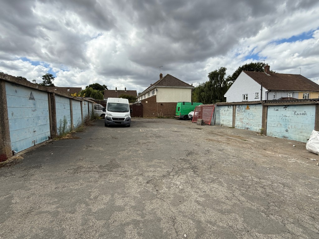Lot: 211 - FREEHOLD SITE COMPRISING 22 LOCK-UP GARAGES AND PARKING SPACES - Garages to left